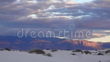 日落时分，在白沙国家纪念碑的沙丘上出现暴风云。 美国新墨西哥